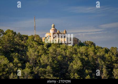 Montagna e santuario di Bonany visto dal monte in un pomeriggio primaverile (Maiorca, Isole Baleari, Spagna), spagnolo: Montaña y santuario de Bonany Foto Stock