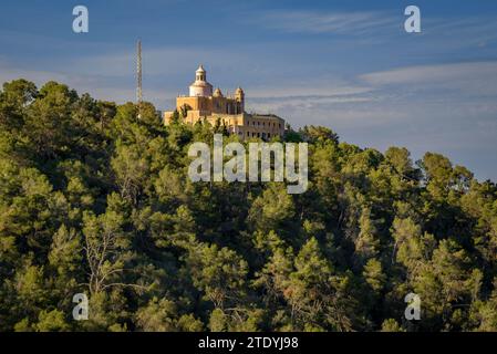 Montagna e santuario di Bonany visto dal monte in un pomeriggio primaverile (Maiorca, Isole Baleari, Spagna), spagnolo: Montaña y santuario de Bonany Foto Stock