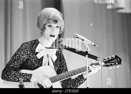 Ria Valk con la chitarra Andre Meurs, Cabaret, 13-04-1966, Whizgle News from the Past, su misura per il futuro. Esplora le narrazioni storiche, l'immagine dell'agenzia olandese olandese con una prospettiva moderna, colmando il divario tra gli eventi di ieri e quelli di domani. Un viaggio senza tempo che delinea le storie che plasmano il nostro futuro. Foto Stock
