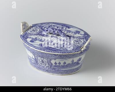 Due piatti di burro, anonimo, flotta di burro del 1750 con coperchio di Faia, dipinto in blu con paesaggi e monogramma. Delft. Flotta di burro con coperchio Faience, verniciata in blu con paesaggi e monogramma. Delft. Foto Stock