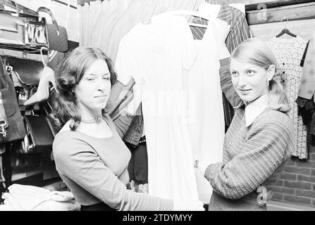 Negozio di abbigliamento di seconda mano Beverwijk, abbigliamento, 08-03-1977, Whizgle News from the Past, su misura per il futuro. Esplora le narrazioni storiche, l'immagine dell'agenzia olandese olandese con una prospettiva moderna, colmando il divario tra gli eventi di ieri e quelli di domani. Un viaggio senza tempo che delinea le storie che plasmano il nostro futuro. Foto Stock