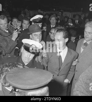 Don Carlos e il principe Xavier tornarono a Parigi da Schiphol, Don Carlos tra giornalisti e polizia militare CA. 7 aprile 1964 Foto Stock