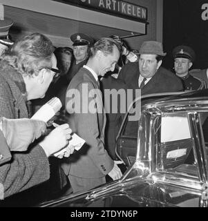 Don Carlos e il principe Xavier tornarono a Parigi da Schiphol, Don Carlos CA. 7 aprile 1964 Foto Stock