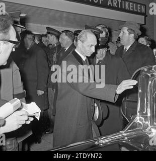 Don Carlos e il principe Xavier tornarono a Parigi da Schiphol, principe Xavier CA. 7 aprile 1964 Foto Stock