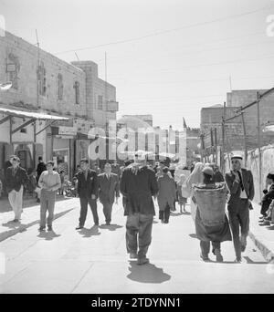 Scena della strada, lato città, porta Damasco a Gerusalemme, ca. 1950-1955 Foto Stock