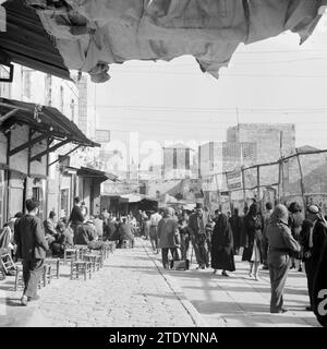 Scena della strada, lato città, porta Damasco a Gerusalemme, ca. 1950-1955 Foto Stock