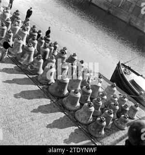 Le campane della chiesa rubate tornarono dopo la seconda guerra mondiale, ca. Ottobre 1945 Foto Stock