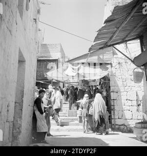 Il suk di Gerusalemme con i visitatori ca. 1950-1955 Foto Stock