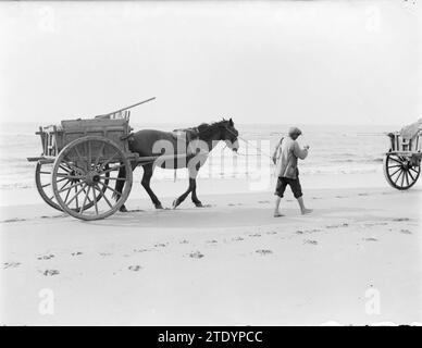 Una carrozza con un uomo che cammina di fronte alla spiaggia di Zandvoort, CA. 1932 Foto Stock