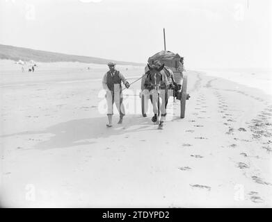 Un carro con un uomo vicino sulla spiaggia di Zandvoort, CA. 1932 Foto Stock