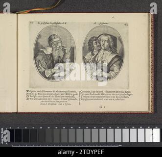 Professore nel filosofo e sua moglie, 1641 due esibizioni su una rivista di album. A sinistra un vecchio, un professore di filosofia. Con gli occhiali sul naso legge in un libro che è sul tavolo davanti a lui. Gira la pagina con la mano destra. A destra sua moglie con un altro uomo più giovane. Tra questi due quartine in olandese. La stampa fa parte di un album. Incisione su carta di Amsterdam / stampa di lettere due esibizioni su una rivista di album. A sinistra un vecchio, un professore di filosofia. Con gli occhiali sul naso legge in un libro che è sul tavolo davanti a lui. He tur Foto Stock