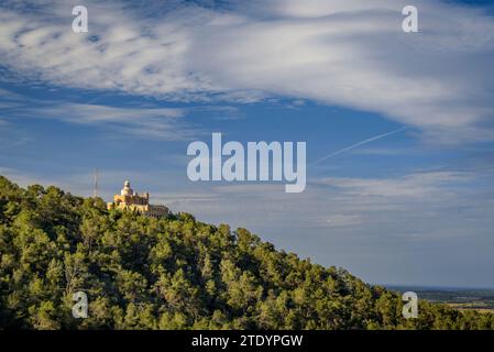 Montagna e santuario di Bonany visto dal monte in un pomeriggio primaverile (Maiorca, Isole Baleari, Spagna), spagnolo: Montaña y santuario de Bonany Foto Stock