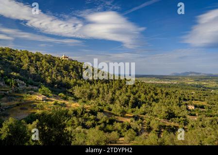 Montagna e santuario di Bonany visto dal monte in un pomeriggio primaverile (Maiorca, Isole Baleari, Spagna), spagnolo: Montaña y santuario de Bonany Foto Stock