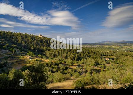 Montagna e santuario di Bonany visto dal monte in un pomeriggio primaverile (Maiorca, Isole Baleari, Spagna), spagnolo: Montaña y santuario de Bonany Foto Stock