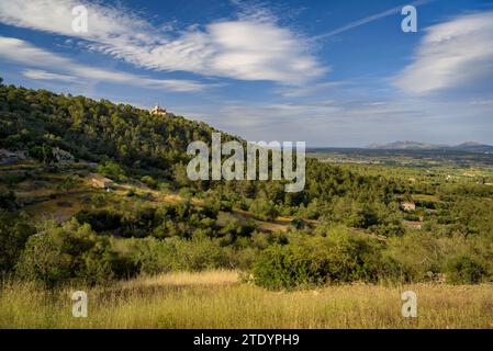 Montagna e santuario di Bonany visto dal monte in un pomeriggio primaverile (Maiorca, Isole Baleari, Spagna), spagnolo: Montaña y santuario de Bonany Foto Stock