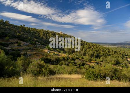 Montagna e santuario di Bonany visto dal monte in un pomeriggio primaverile (Maiorca, Isole Baleari, Spagna), spagnolo: Montaña y santuario de Bonany Foto Stock