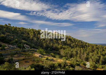 Montagna e santuario di Bonany visto dal monte in un pomeriggio primaverile (Maiorca, Isole Baleari, Spagna), spagnolo: Montaña y santuario de Bonany Foto Stock