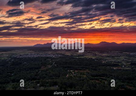 Alba rossa vista dal santuario di Bonany che guarda verso il massiccio del Artà e le montagne della Serra de Llevant (Maiorca, Isole Baleari, Spagna) Foto Stock