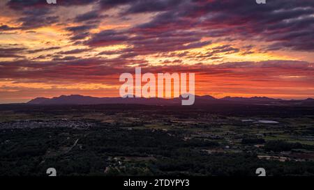 Alba rossa vista dal santuario di Bonany che guarda verso il massiccio del Artà e le montagne della Serra de Llevant (Maiorca, Isole Baleari, Spagna) Foto Stock