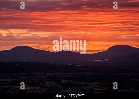 Alba rossa vista dal santuario di Bonany che guarda verso il massiccio del Artà e le montagne della Serra de Llevant (Maiorca, Isole Baleari, Spagna) Foto Stock