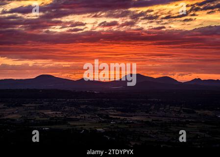 Alba rossa vista dal santuario di Bonany che guarda verso il massiccio del Artà e le montagne della Serra de Llevant (Maiorca, Isole Baleari, Spagna) Foto Stock