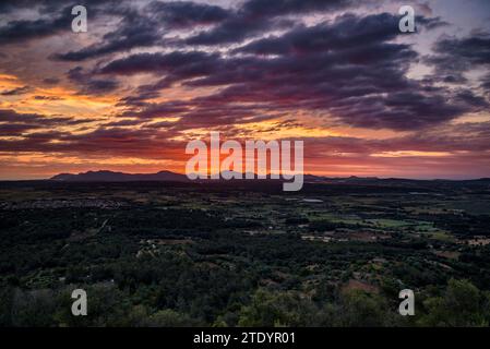 Alba rossa vista dal santuario di Bonany che guarda verso il massiccio del Artà e le montagne della Serra de Llevant (Maiorca, Isole Baleari, Spagna) Foto Stock