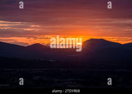 Alba rossa vista dal santuario di Bonany che guarda verso il massiccio del Artà e le montagne della Serra de Llevant (Maiorca, Isole Baleari, Spagna) Foto Stock