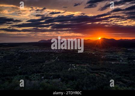 Alba rossa vista dal santuario di Bonany che guarda verso il massiccio del Artà e le montagne della Serra de Llevant (Maiorca, Isole Baleari, Spagna) Foto Stock