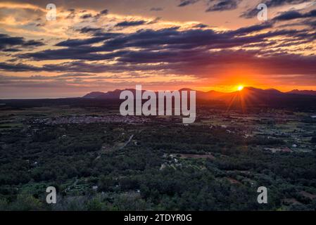 Alba rossa vista dal santuario di Bonany che guarda verso il massiccio del Artà e le montagne della Serra de Llevant (Maiorca, Isole Baleari, Spagna) Foto Stock