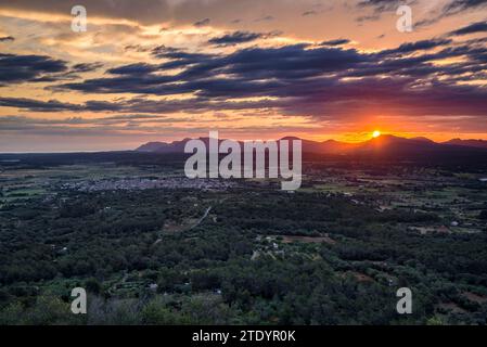 Alba rossa vista dal santuario di Bonany che guarda verso il massiccio del Artà e le montagne della Serra de Llevant (Maiorca, Isole Baleari, Spagna) Foto Stock