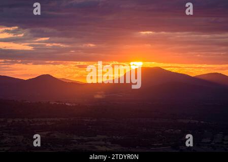 Alba rossa vista dal santuario di Bonany che guarda verso il massiccio del Artà e le montagne della Serra de Llevant (Maiorca, Isole Baleari, Spagna) Foto Stock