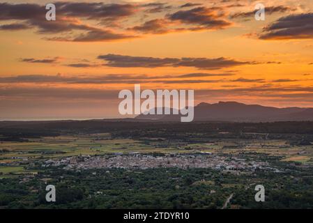 Alba rossa vista dal santuario di Bonany che guarda verso il massiccio del Artà e le montagne della Serra de Llevant (Maiorca, Isole Baleari, Spagna) Foto Stock