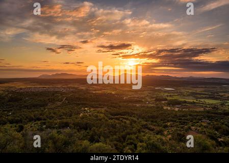 Alba rossa vista dal santuario di Bonany che guarda verso il massiccio del Artà e le montagne della Serra de Llevant (Maiorca, Isole Baleari, Spagna) Foto Stock