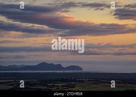 Alba vista dal santuario di Bonany che guarda verso la baia di Alcúdia e il capo di Formentor (Maiorca, Isole Baleari, Spagna) Foto Stock