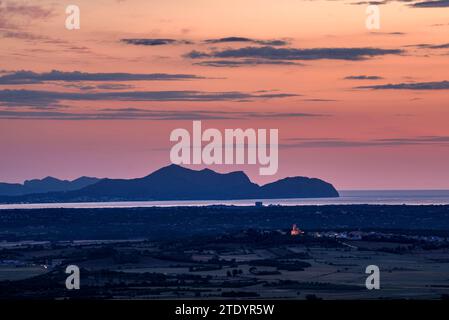 Alba vista dal santuario di Bonany che guarda verso la baia di Alcúdia e il capo di Formentor (Maiorca, Isole Baleari, Spagna) Foto Stock