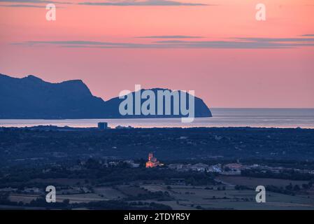 Alba vista dal santuario di Bonany che guarda verso la baia di Alcúdia e il capo di Formentor (Maiorca, Isole Baleari, Spagna) Foto Stock