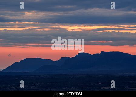 Alba vista dal santuario di Bonany che guarda verso il massiccio del Artà e le montagne della Serra de Llevant (Maiorca, Isole Baleari, Spagna) Foto Stock