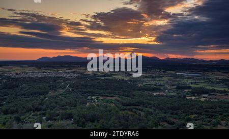 Alba vista dal santuario di Bonany che guarda verso il massiccio del Artà e le montagne della Serra de Llevant (Maiorca, Isole Baleari, Spagna) Foto Stock