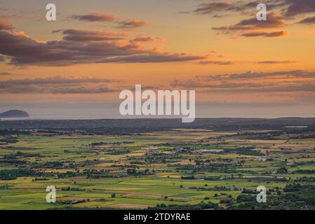 Alba vista dal santuario di Bonany guardando verso la regione di Pla de Mallorca e la baia di Alcúdia sullo sfondo (Maiorca, Isole Baleari) Foto Stock