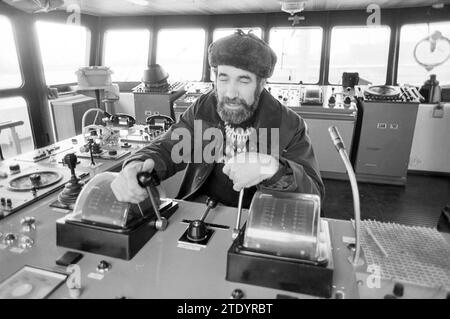 Crew Smit Lloyd a Rotterdam, Ships, Rotterdam, 27-01-1986, Whizgle News from the Past, su misura per il futuro. Esplora le narrazioni storiche, l'immagine dell'agenzia olandese olandese con una prospettiva moderna, colmando il divario tra gli eventi di ieri e quelli di domani. Un viaggio senza tempo che delinea le storie che plasmano il nostro futuro. Foto Stock