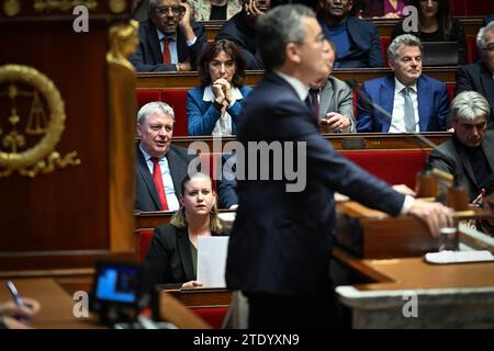 Mathilde Panot, presidente del gruppo insoumise de la France all'Assemblea Nazionale durante il discorso di Gerald Darmaninn Ministro dell'interno sul progetto di legge per controllare l'immigrazione, all'Assemblea nazionale francese a Parigi, in Francia, il 19 dicembre 2023. Il presidente francese Emmanuel Macron stava affrontando una ribellione all'interno del suo stesso partito da deputati di sinistra martedì, dopo che un disegno di legge sull'immigrazione più duro ha ottenuto il sostegno dell'estrema destra sotto Marine le Pen mentre avanzava attraverso il parlamento. Le ONG hanno definito la misura come la legge sull'immigrazione "più regressiva” degli ultimi decenni. Una commissione di Upper-hous Foto Stock