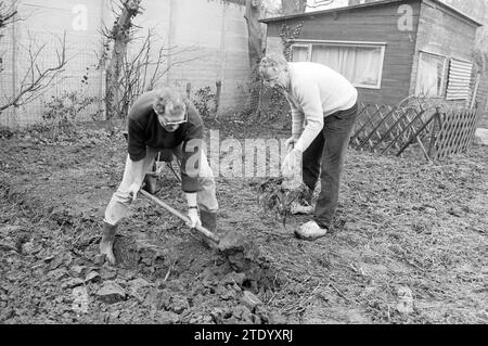 Giardino di rievocazione sotto la pioggia, 2 uomini che scavano, giardini di rievocazione, 05-04-1985, Whizgle News from the Past, su misura per il futuro. Esplora le narrazioni storiche, l'immagine dell'agenzia olandese olandese con una prospettiva moderna, colmando il divario tra gli eventi di ieri e quelli di domani. Un viaggio senza tempo che delinea le storie che plasmano il nostro futuro. Foto Stock