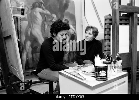 Frans Hals Museum Employees, Haarlem, Paesi Bassi, 24-11-1999, Whizgle News from the Past, su misura per il futuro. Esplora le narrazioni storiche, l'immagine dell'agenzia olandese olandese con una prospettiva moderna, colmando il divario tra gli eventi di ieri e quelli di domani. Un viaggio senza tempo che delinea le storie che plasmano il nostro futuro. Foto Stock