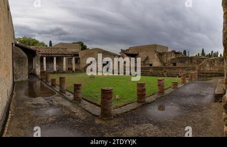 Ercolano, Italia - 25 novembre 2023: Cortile del palazzo nell'antica città romana di Ercolano Foto Stock