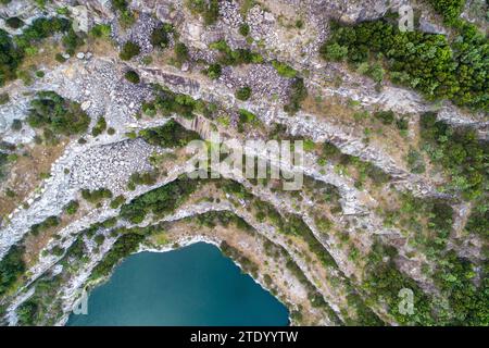 vista aerea dall'alto con droni della vecchia cava abbandonata Foto Stock