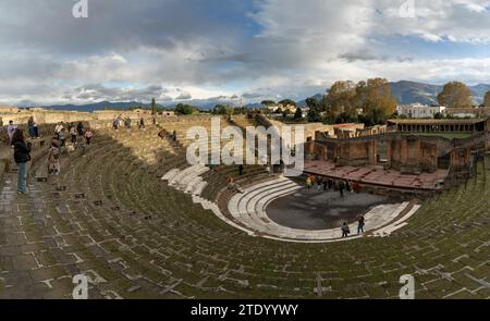 Pompei, Italia - 25 novembre 2023: Vista del Teatro grande nell'antica città di Pompei Foto Stock