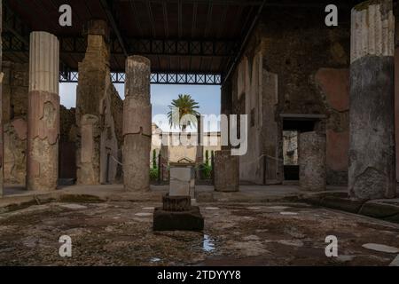 Pompei, Italia - 25 novembre 2023: Vista sul cortile della Casa dell'ancora nell'antica città di Pompei Foto Stock