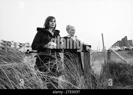 Due donne sul viale, Zandvoort, Boulevard Barnaart, 00-00-1972, Whizgle News from the Past, su misura per il futuro. Esplora le narrazioni storiche, l'immagine dell'agenzia olandese olandese con una prospettiva moderna, colmando il divario tra gli eventi di ieri e quelli di domani. Un viaggio senza tempo che delinea le storie che plasmano il nostro futuro. Foto Stock