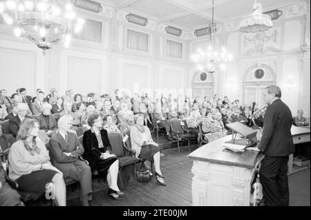 Apri. tenda. 100 anni. Teylers Museum by Mrs. Jansen 101 anni, Centenarians, Hundred Years, Exhibitions, Haarlem, Nederland, 09-12-1989, Whizgle News from the Past, su misura per il futuro. Esplora le narrazioni storiche, l'immagine dell'agenzia olandese olandese con una prospettiva moderna, colmando il divario tra gli eventi di ieri e quelli di domani. Un viaggio senza tempo che delinea le storie che plasmano il nostro futuro. Foto Stock