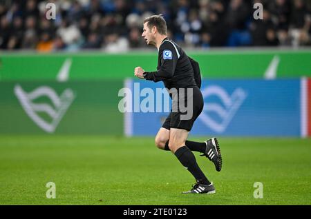 Sinsheim, Deutschland. 19 dicembre 2023. L'arbitro di Schiedsrichter Frank Willenborg im Laufschritt TSG 1899 Hoffenheim vs SV Darmstadt 98 D98 19.12.2023 LE NORMATIVE DFL VIETANO L'USO DI FOTOGRAFIE COME SEQUENZE DI IMMAGINI E/O QUASI-VIDEO/dpa/Alamy Live News Foto Stock